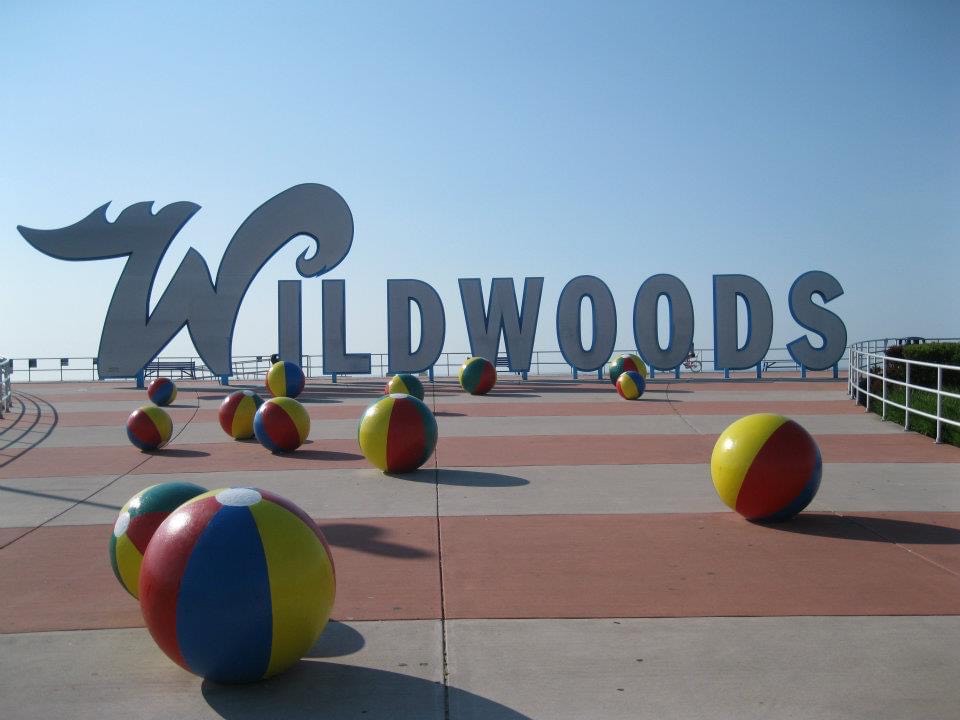 The wildwood sign with the beach balls during the day
